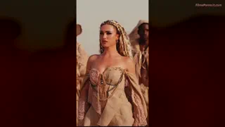 Ioana Ignat cu sâni mari și cur mare masturbându-se singură