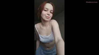 Futută pe fereastra hotelului cu draperiile deschise pentru toți