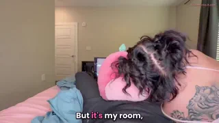 Surorile vitrege se joacă cu jucăria lor preferată