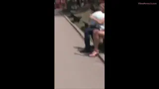 Fete îmbrăcate sumar se distrează în public