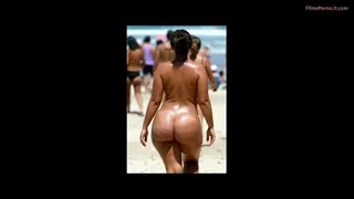 Fată tânără cu corp sexy plimbându-se pe plajă