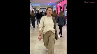 Distracție în Mall cu Fete cu Sâni Mari