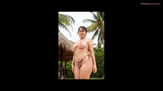 Latina în costum de baie floral la un resort privat