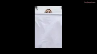 Milf blonda cu sâni mari la plajă