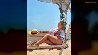 Cristina Strecopîtov Călărind POV Cu Sâni Mari