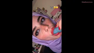 Hijabi amateur cu dildo albastru, singură