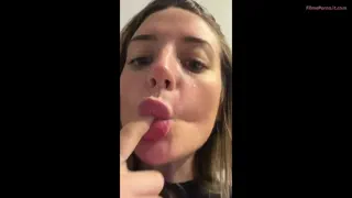 Frate vitreg, vreau să îți fac muie până ceri să mă opresc