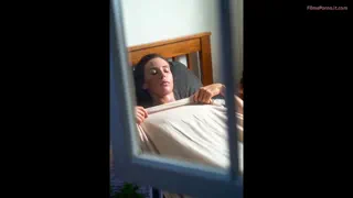 Power Girl singură cu sâni mari se masturbează