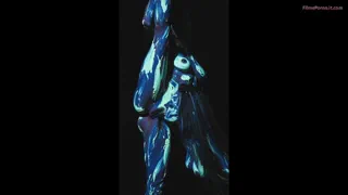 Fete cu vopsea pe corp și sex oral în întuneric