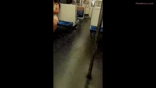 Două prietene se joacă cu pulă mare la frizerie