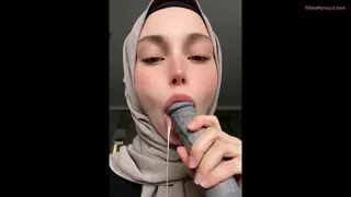 Hijabi cu dildo, muie și reacții intense