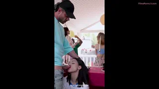 DJ a animat petrecerea cu sex în public [/r/sexinrealpublic]