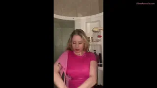 Surorile vitrege în duș, ținută roz sexy