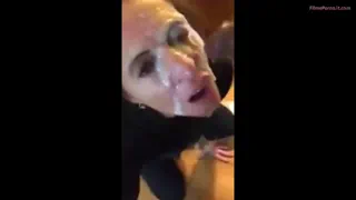 Mama cu sâni mari se fute singură