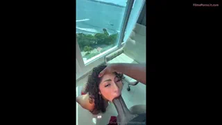 Priveliște superbă de la fereastră cu Power Girl