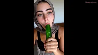 Hoejabi masturbându-se cu un dildo verde