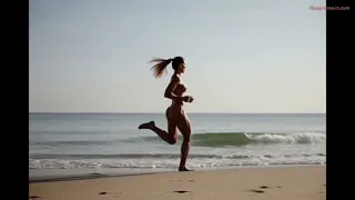 Femeie Nudă Aleargă pe Plajă